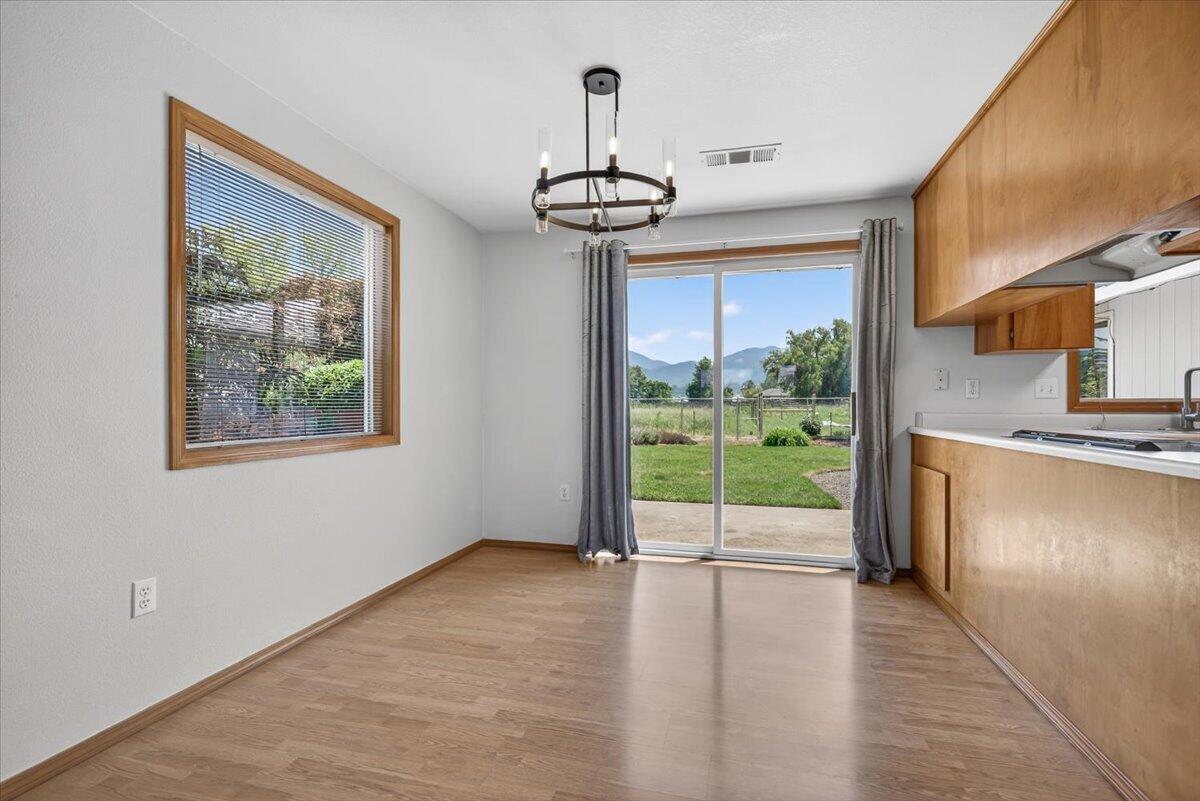 124 Samuel Lane Phoenix, OR 97535 - Photo 18 of 42 15-15
