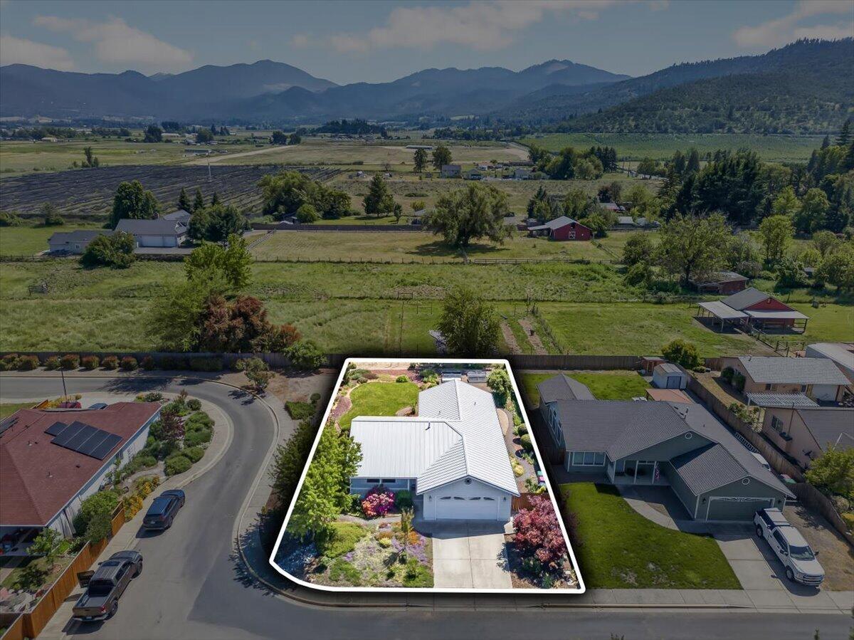 124 Samuel Lane Phoenix, OR 97535 - Photo 2 of 42 40-40