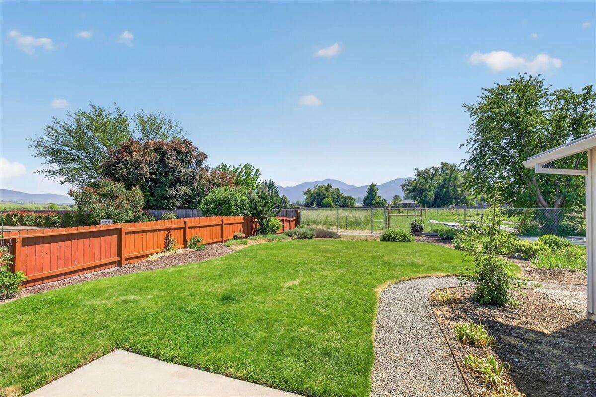 124 Samuel Lane Phoenix, OR 97535 - Photo 30 of 42 26-26