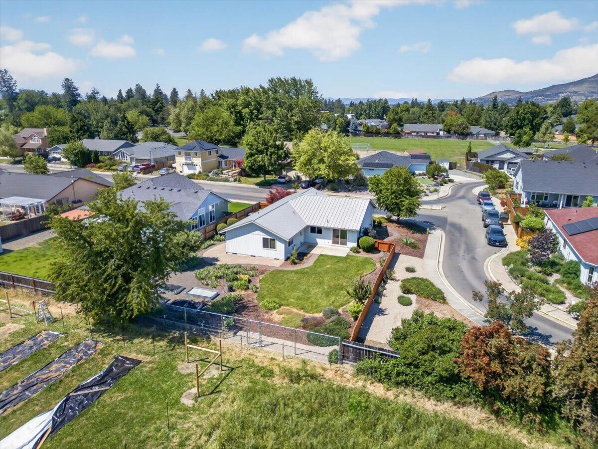 124 Samuel Lane Phoenix, OR 97535 - Photo 3 of 42 39-39