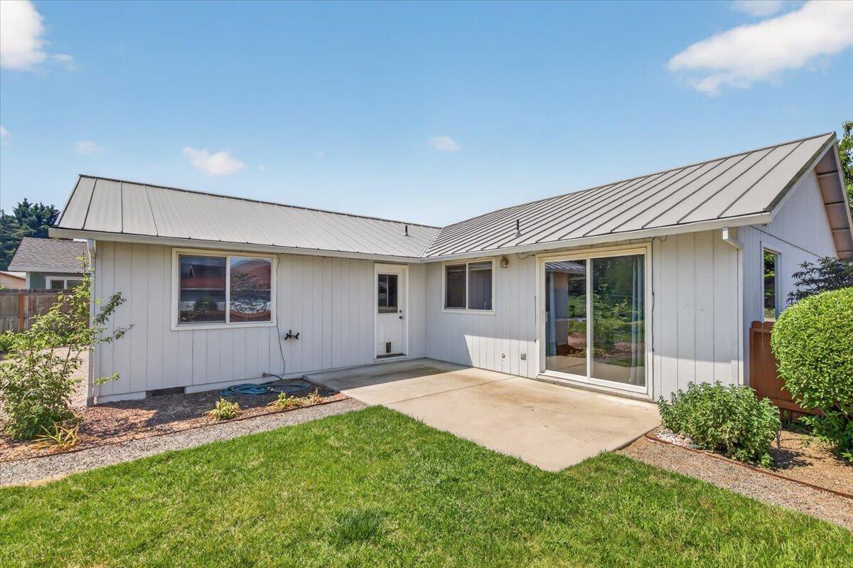 124 Samuel Lane Phoenix, OR 97535 - Photo 32 of 42 28-28