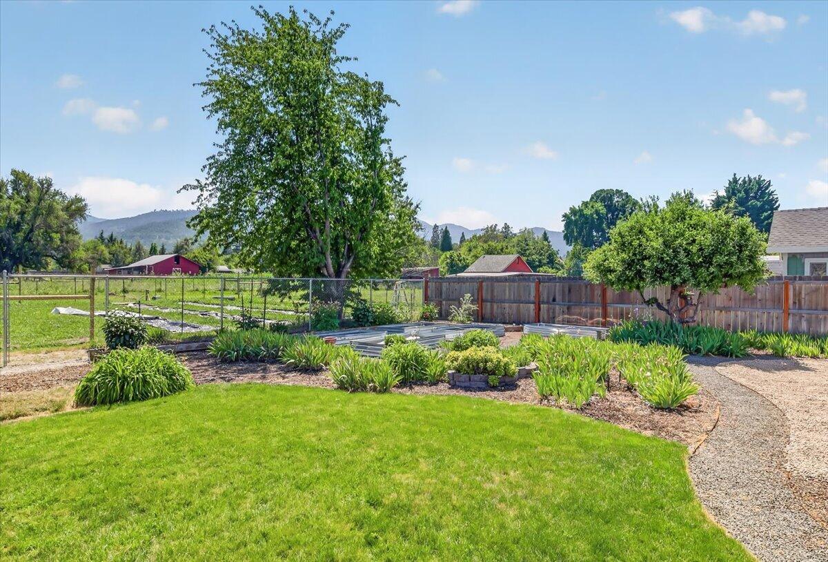 124 Samuel Lane Phoenix, OR 97535 - Photo 33 of 42 29-29