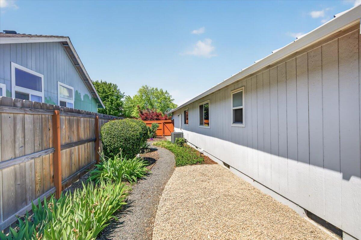 124 Samuel Lane Phoenix, OR 97535 - Photo 35 of 42 31-31