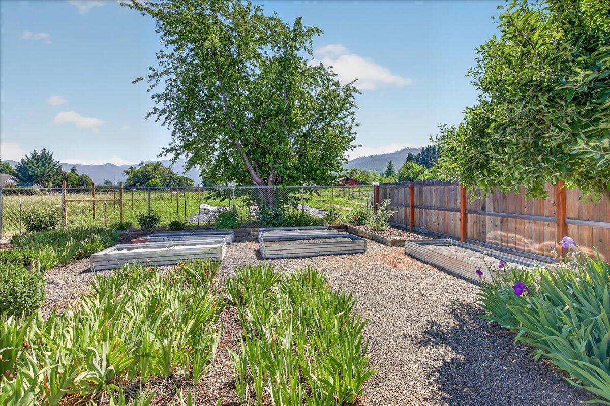 124 Samuel Lane Phoenix, OR 97535 - Photo 36 of 42 32-32