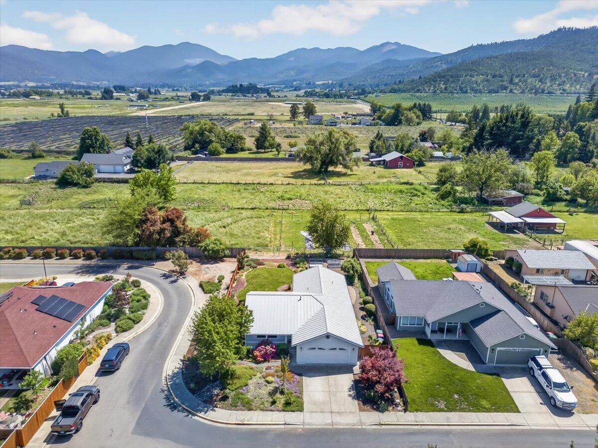 124 Samuel Lane Phoenix, OR 97535 - Photo 38 of 42 34-34