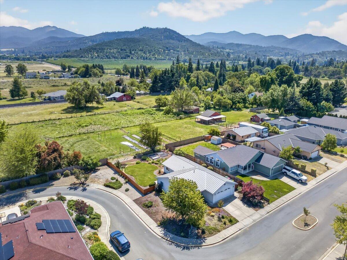 124 Samuel Lane Phoenix, OR 97535 - Photo 39 of 42 35-35