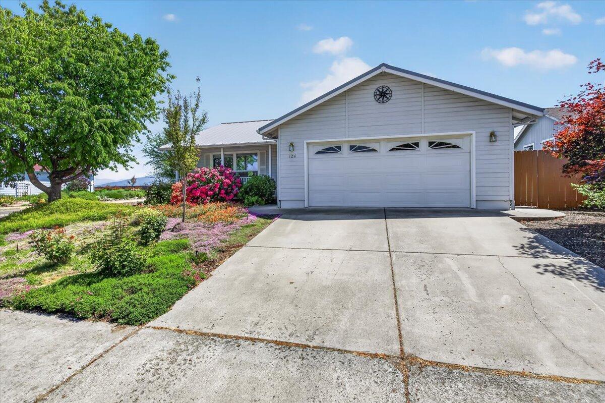124 Samuel Lane Phoenix, OR 97535 - Photo 4 of 42 02-2