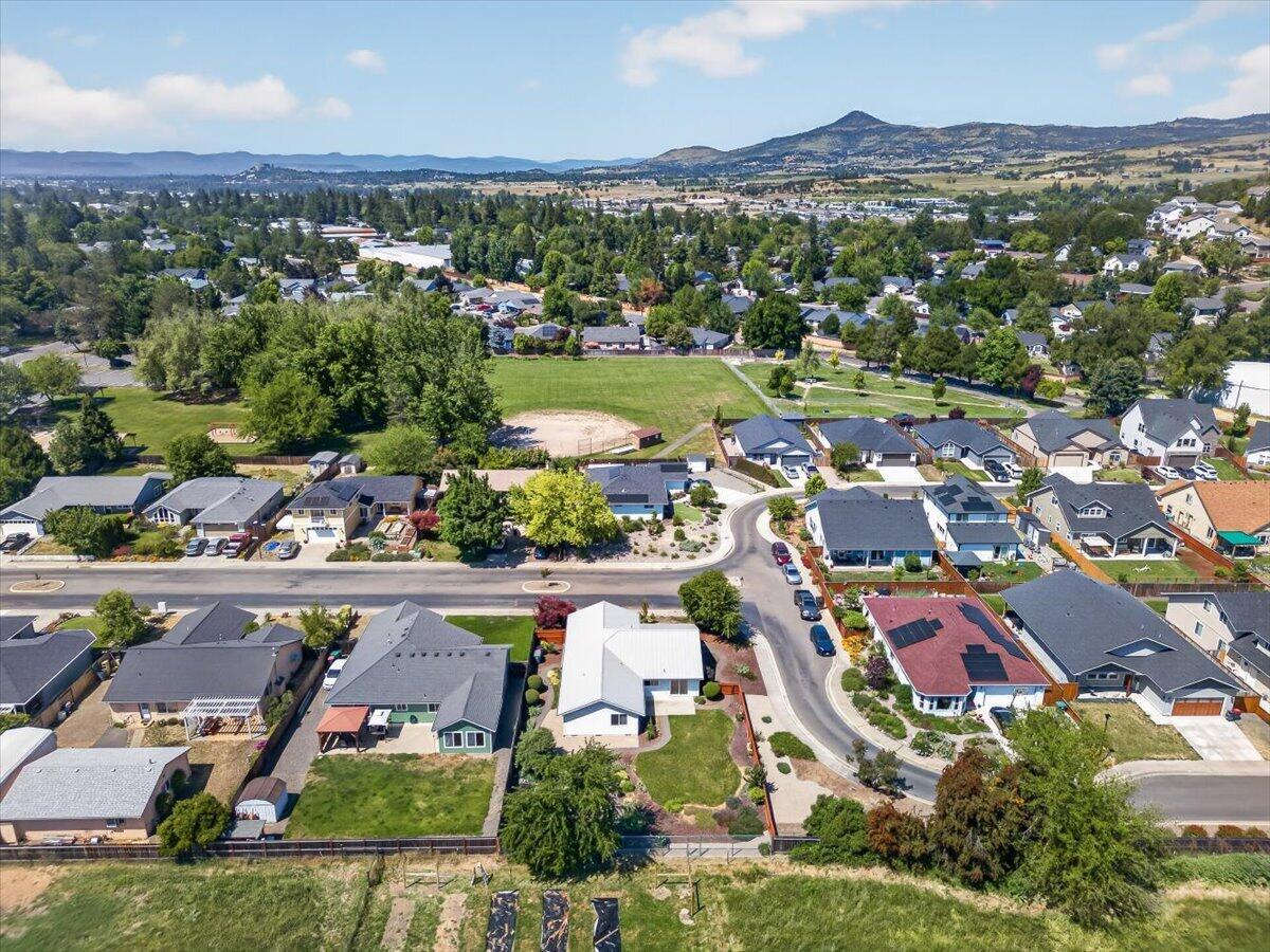 124 Samuel Lane Phoenix, OR 97535 - Photo 42 of 42 38-38