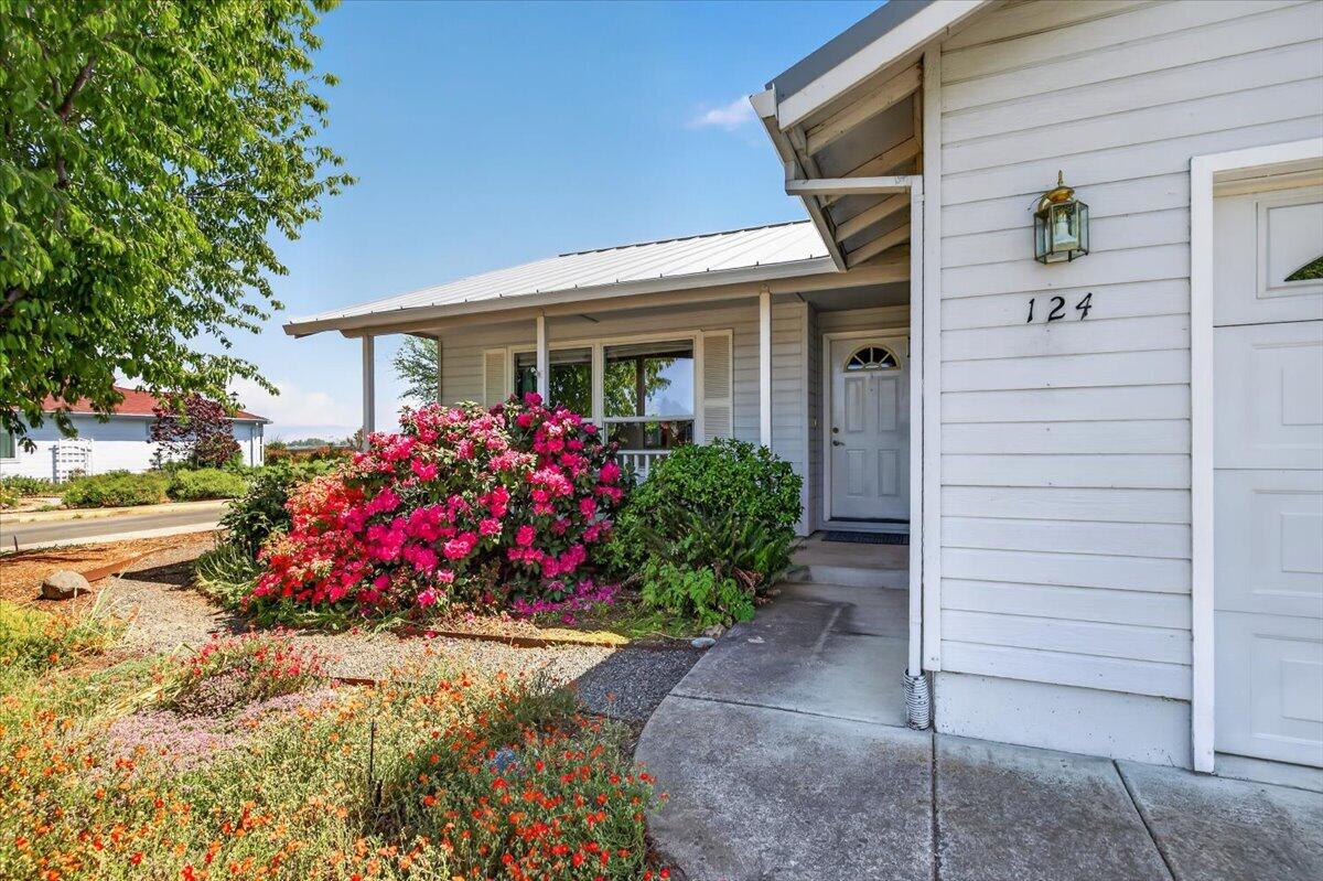 124 Samuel Lane Phoenix, OR 97535 - Photo 6 of 42 05-5