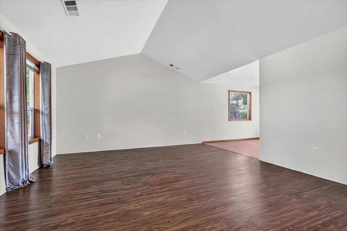 124 Samuel Lane Phoenix, OR 97535 - Photo 9 of 42 07-7