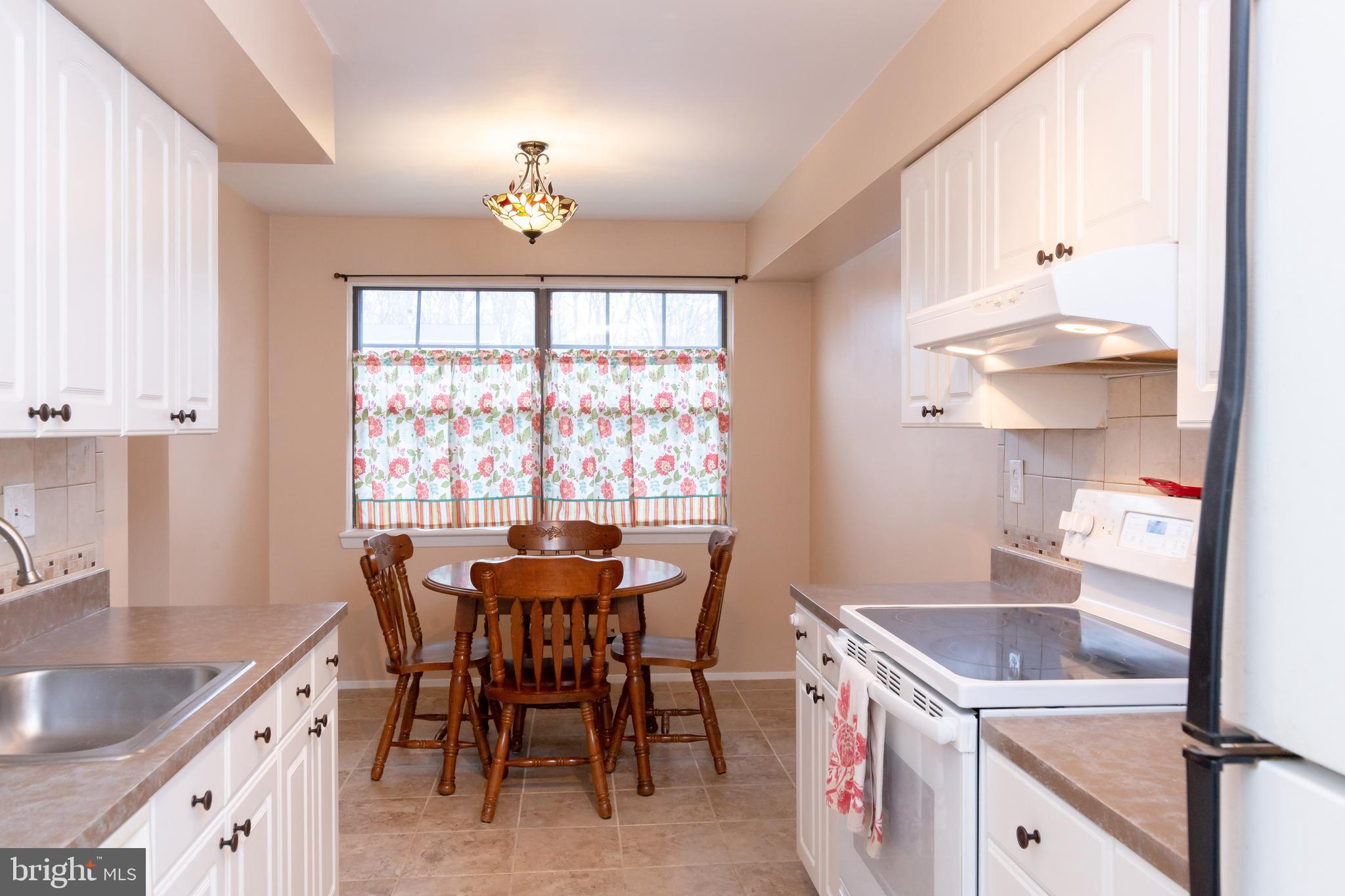 2 Drawbridge Court Baltimore, MD 21228 - Photo 2 of 27 Dining /breakfast room off kitchen