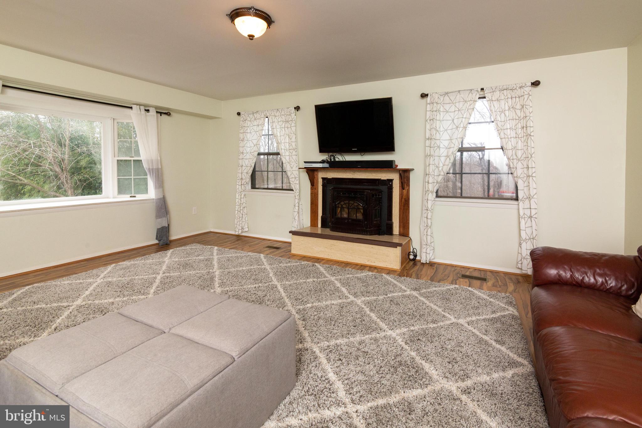 2 Drawbridge Court Baltimore, MD 21228 - Photo 3 of 27 Spacous living room