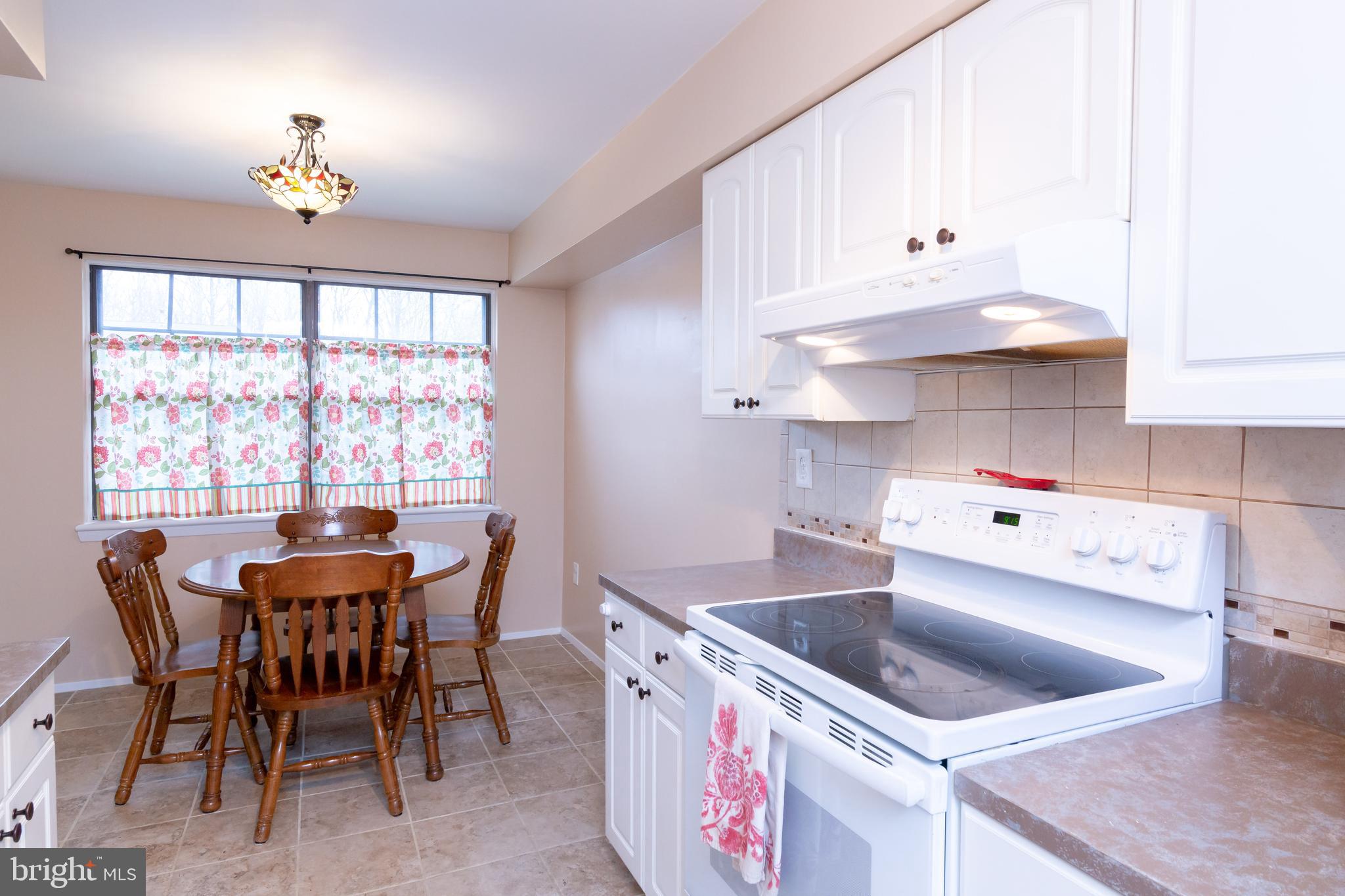 2 Drawbridge Court Baltimore, MD 21228 - Photo 6 of 27 Dining /breakfast room off kitchen