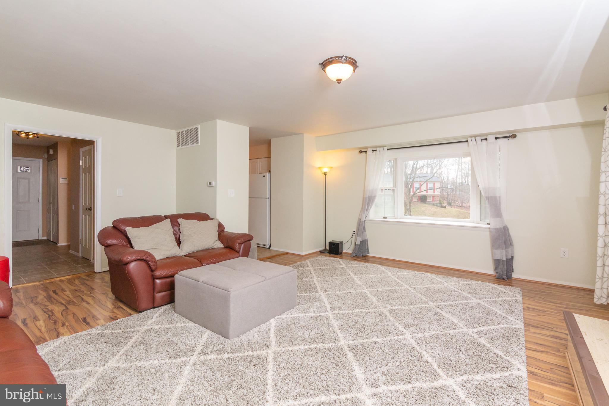 2 Drawbridge Court Baltimore, MD 21228 - Photo 9 of 27 Spacious living room