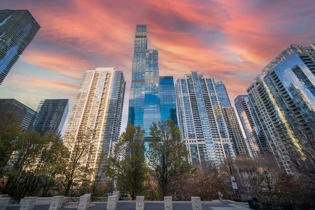 $2,400,000 | 363 East Wacker Drive, Unit 2706, Chicago, IL 60601