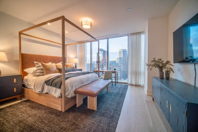 $2,400,000 | 363 East Wacker Drive, Unit 2706, Chicago, IL 60601