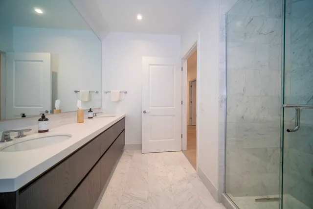 $2,400,000 | 363 East Wacker Drive, Unit 2706, Chicago, IL 60601