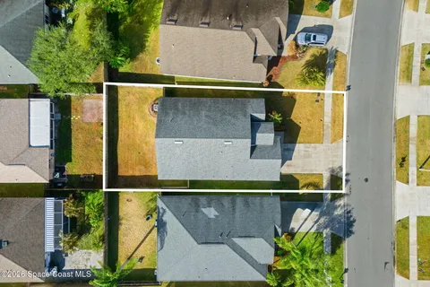 a view of a house with backyard and garden