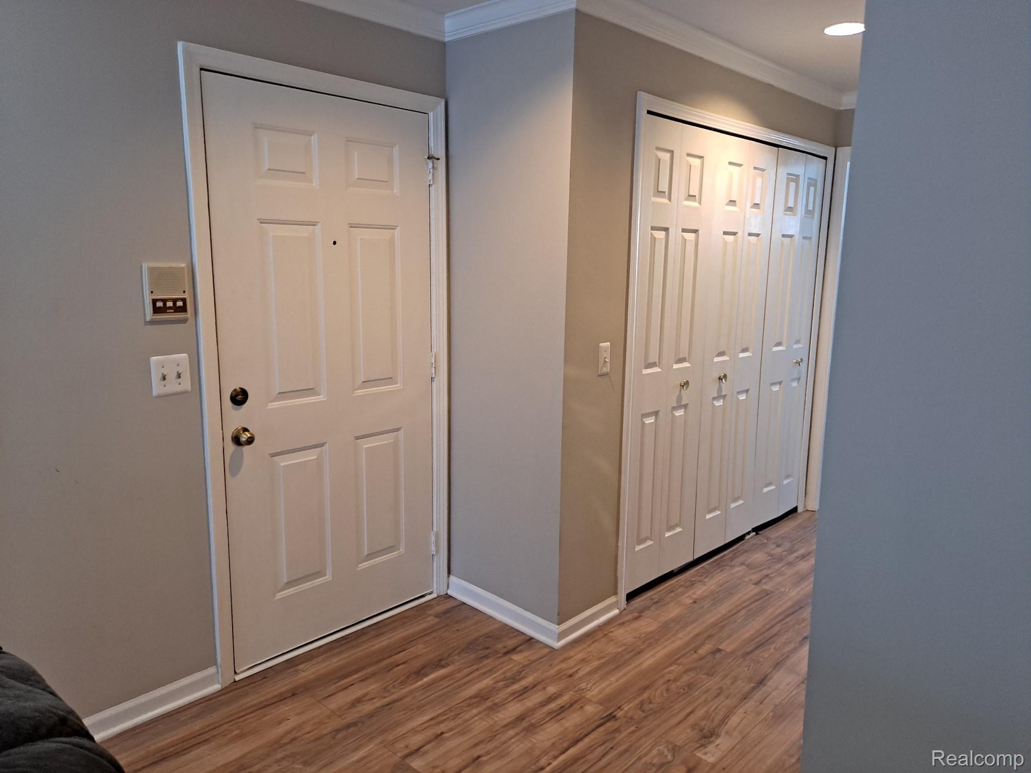 1655 Huntington Park, Unit D Rochester, MI 48309 - Photo 9 of 25 20220217_152641.jpg