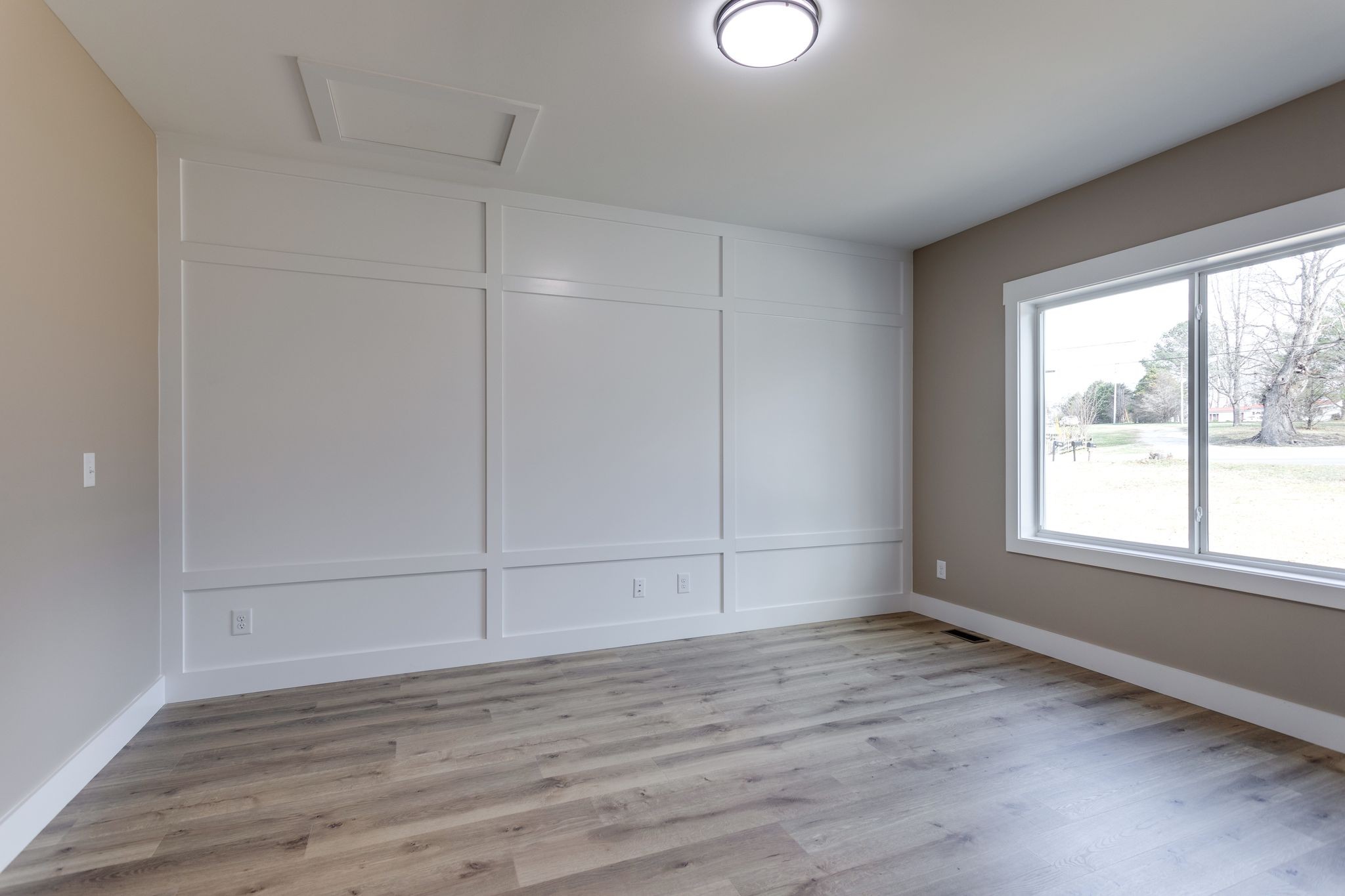 2259 Les Robinson Road Columbia, TN 38401 - Photo 7 of 31 an empty room with wooden floor and windows