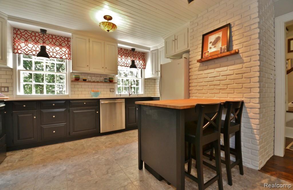 32401 Romsey Road Franklin, MI 48025 - Photo 12 of 30 kitchen (4).jpg