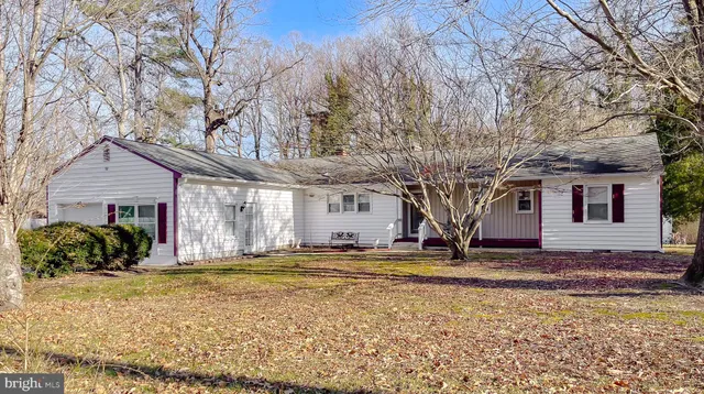 a view of entryway with a rug
