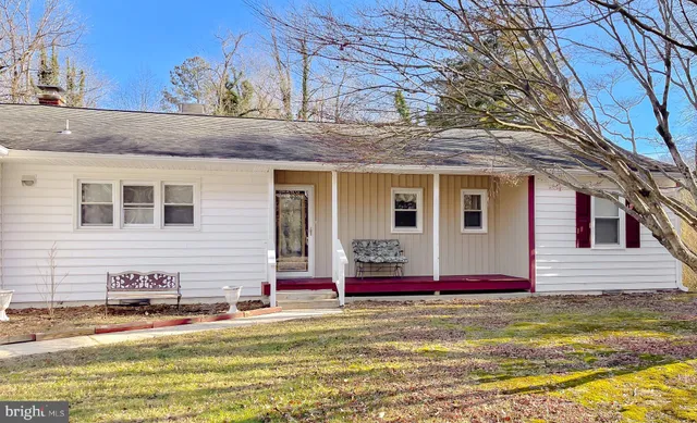 a view of a yard with a house