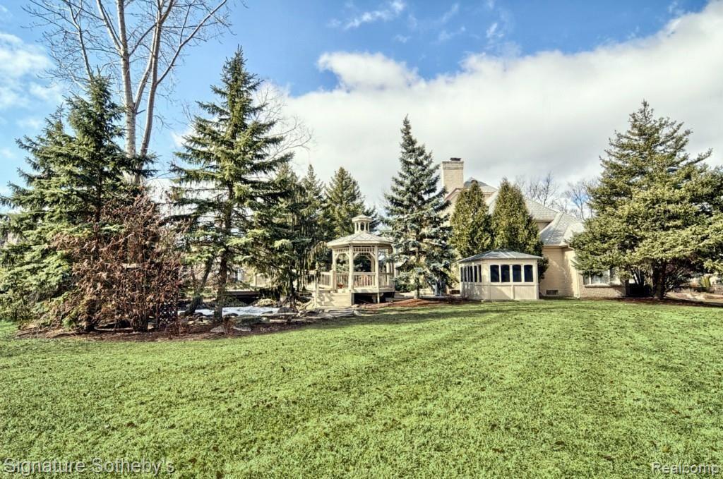 5779 Lochmoor Court Rochester, MI 48306 - Photo 36 of 36 Backyard.jpg