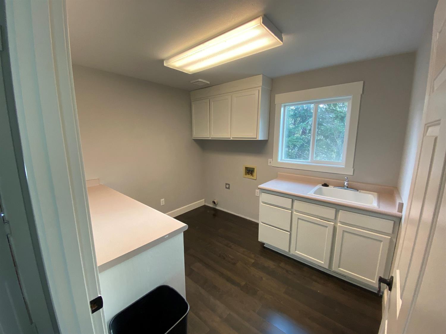 1340 Vawter Road Medford, OR 97501 - Photo 16 of 35 Large Laundry Room, Located on the main