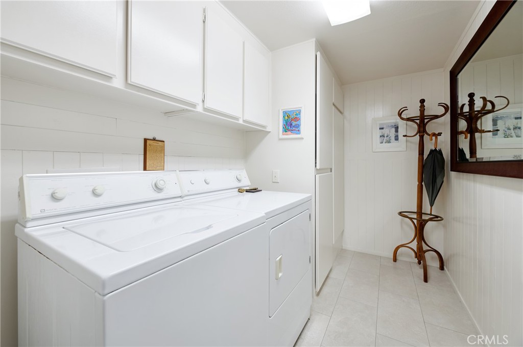 4 Lucerne, Unit 22 Newport Beach, CA 92660 - Photo 14 of 23 a utility room with dryer and washer