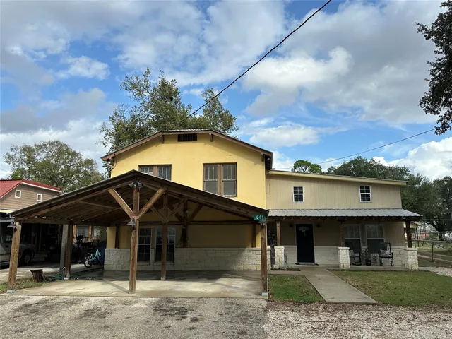 a view of a house with a backyard