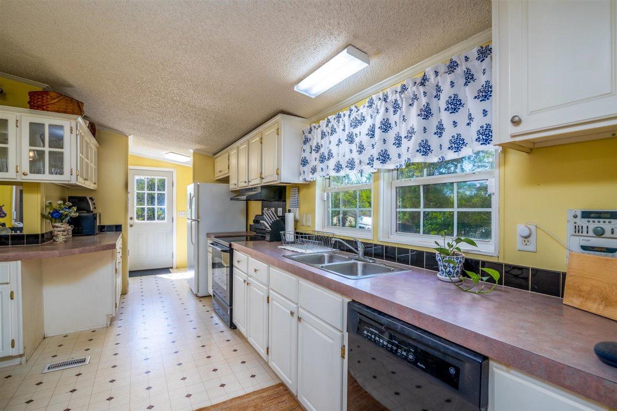 10 Tolley Road Hardy, VA 24101 - Photo 11 of 25 a kitchen with stainless steel appliances a sink stove and cabinets