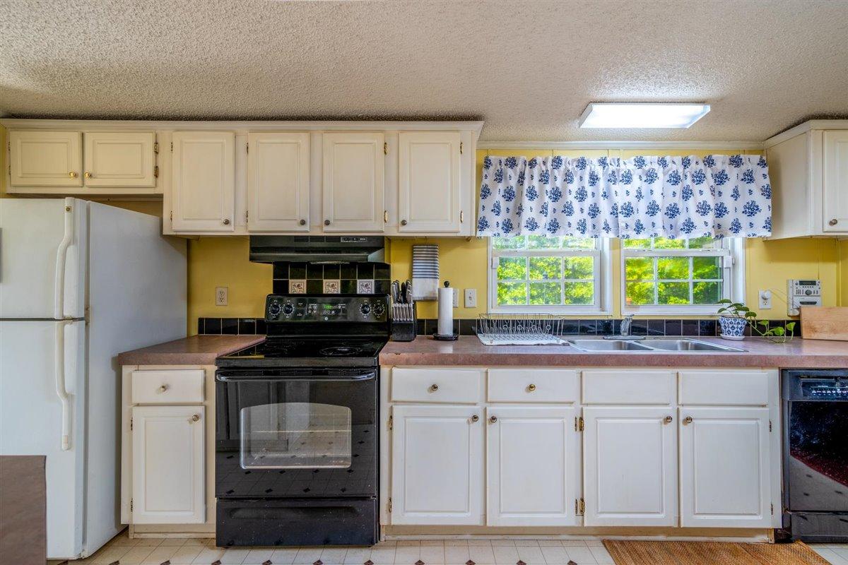 10 Tolley Road Hardy, VA 24101 - Photo 13 of 25 a kitchen with granite countertop a stove a sink and a refrigerator