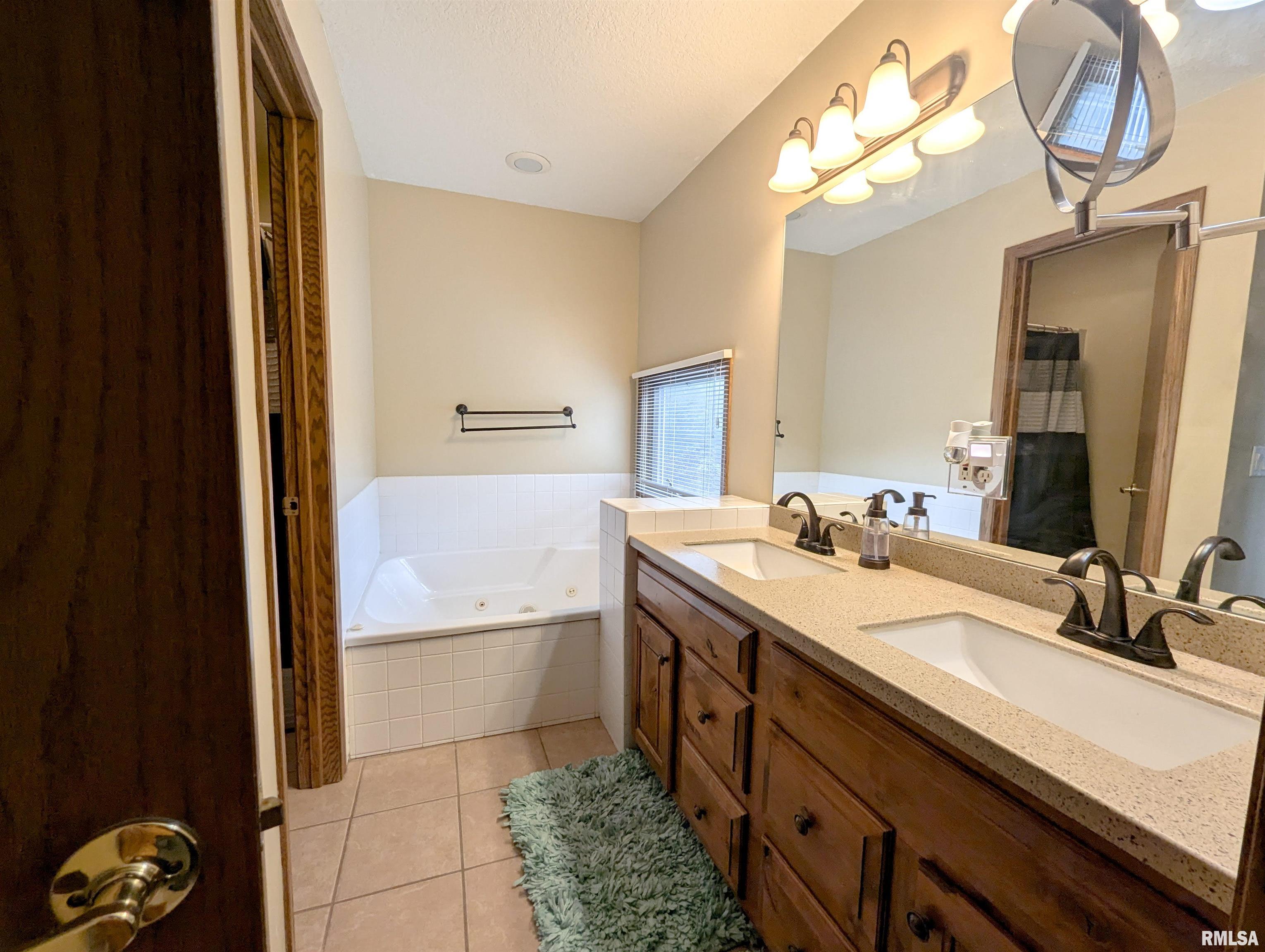 3753 Raleigh Avenue Bettendorf, IA 52722 - Photo 12 of 39 Gallery Image 12