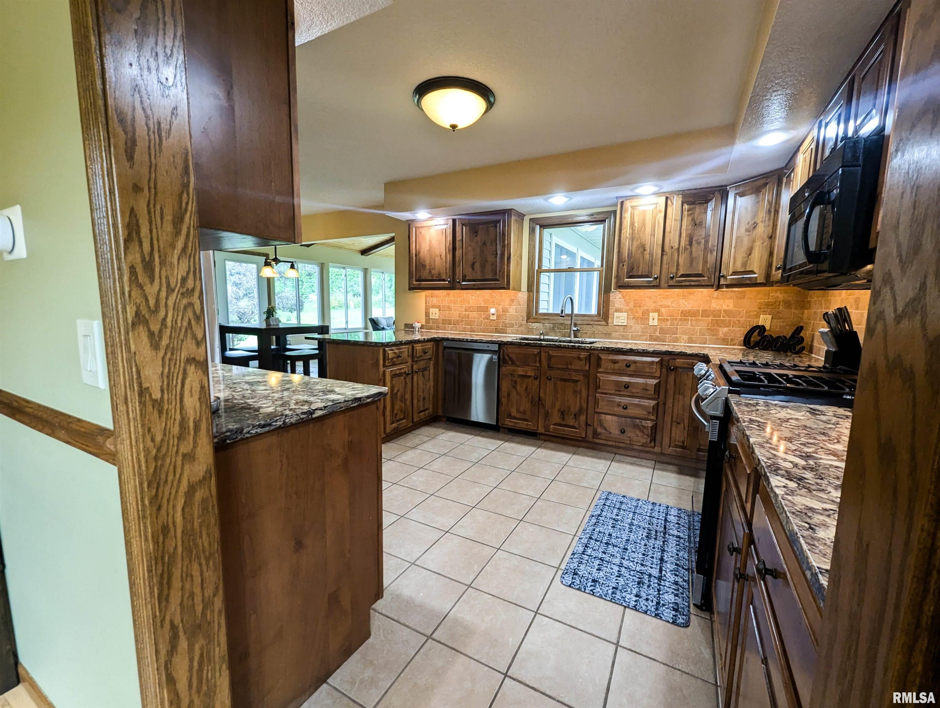 3753 Raleigh Avenue Bettendorf, IA 52722 - Photo 4 of 39 Gallery Image 4
