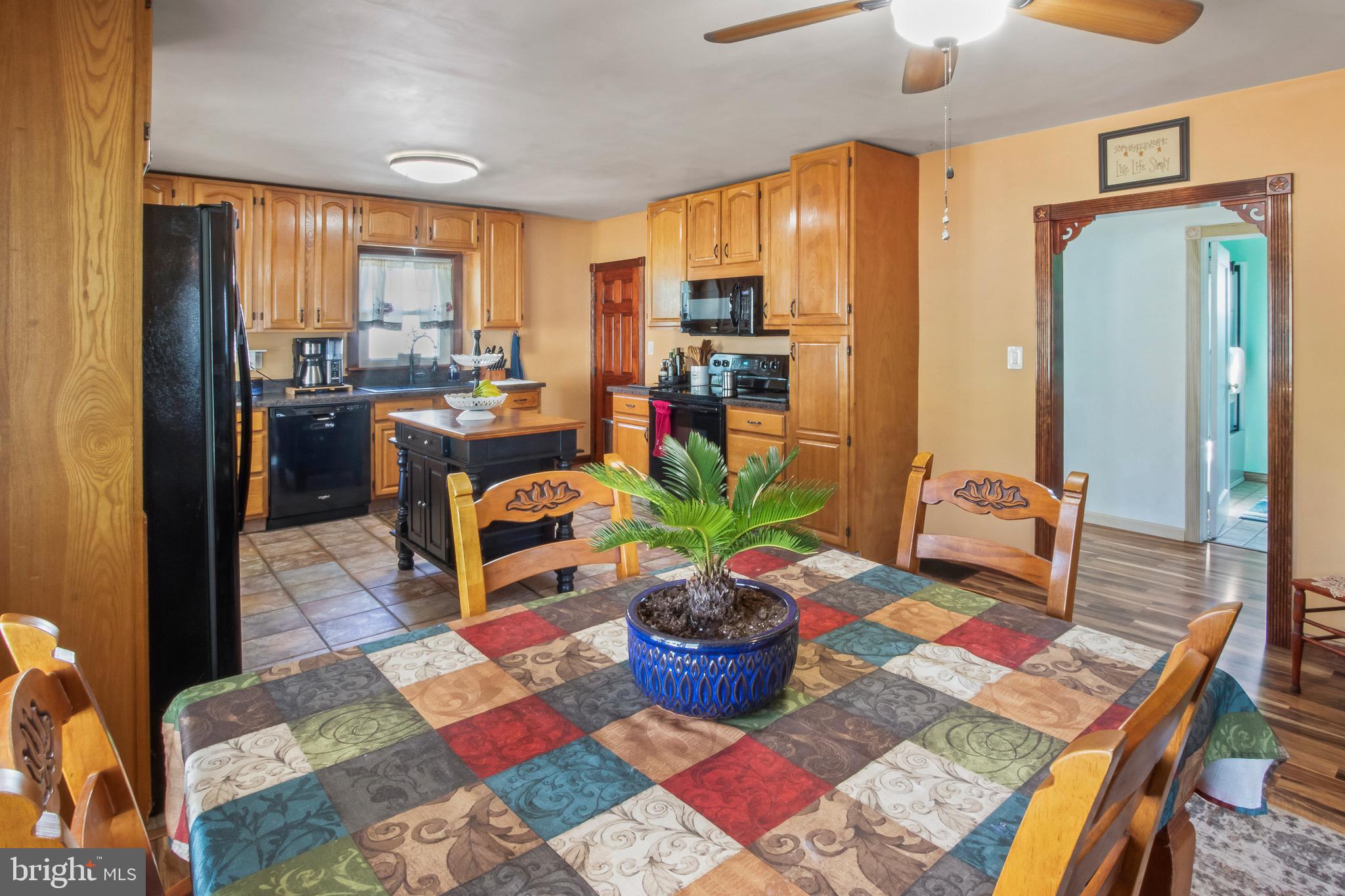 10 South Hook Road Pennsville, NJ 08070 - Photo 16 of 40 a living room with furniture and a potted plant