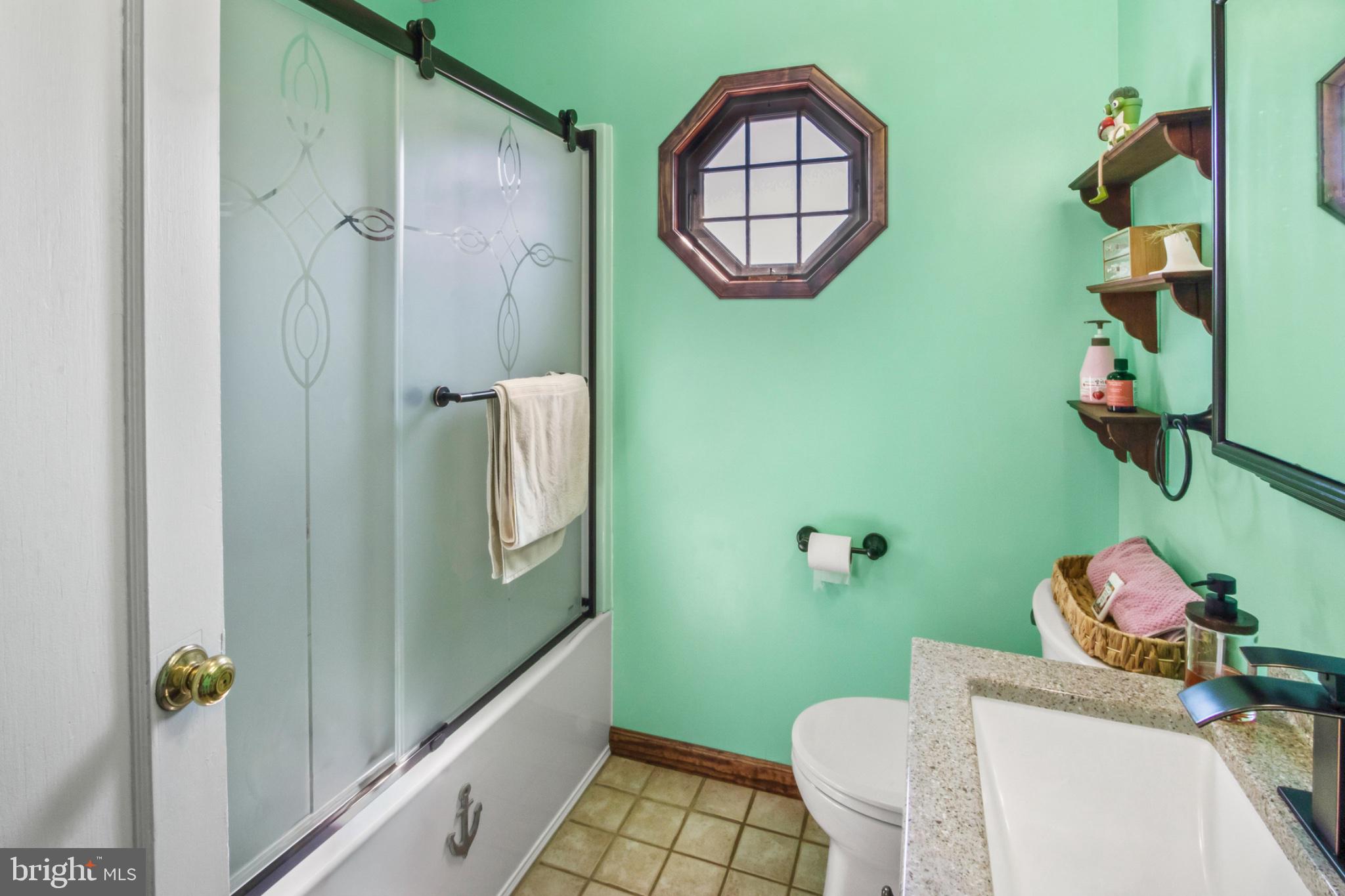 10 South Hook Road Pennsville, NJ 08070 - Photo 17 of 40 Charming bath with vibrant green hues.