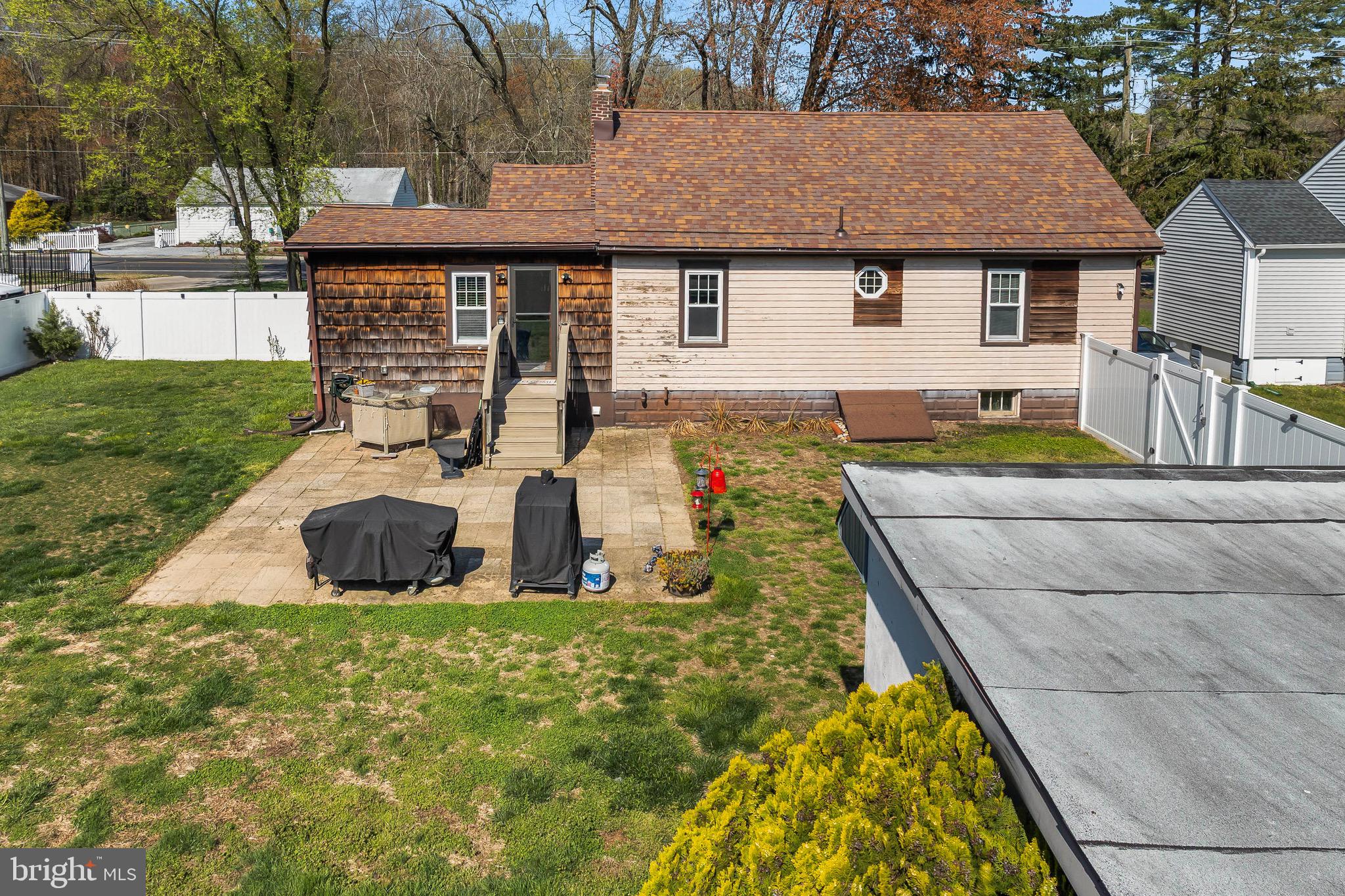 10 South Hook Road Pennsville, NJ 08070 - Photo 4 of 40 a view of a house with backyard and sitting area