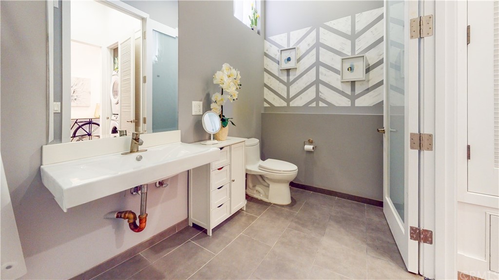 433 Pine Avenue, Unit 308 Long Beach, CA 90802 - Photo 3 of 24 a spacious bathroom with a toilet sink and mirror
