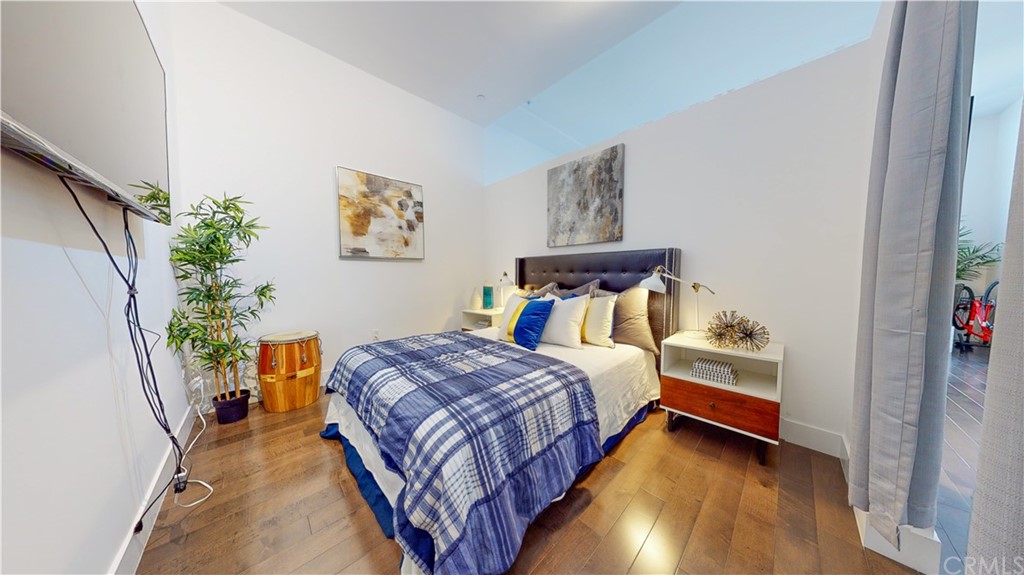 433 Pine Avenue, Unit 308 Long Beach, CA 90802 - Photo 4 of 24 a bedroom with a bed and a potted plant