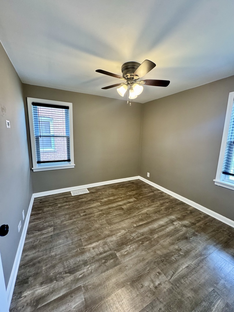 11042 South State Line Road Chicago, IL 60617 - Photo 7 of 12 a view of empty room with window