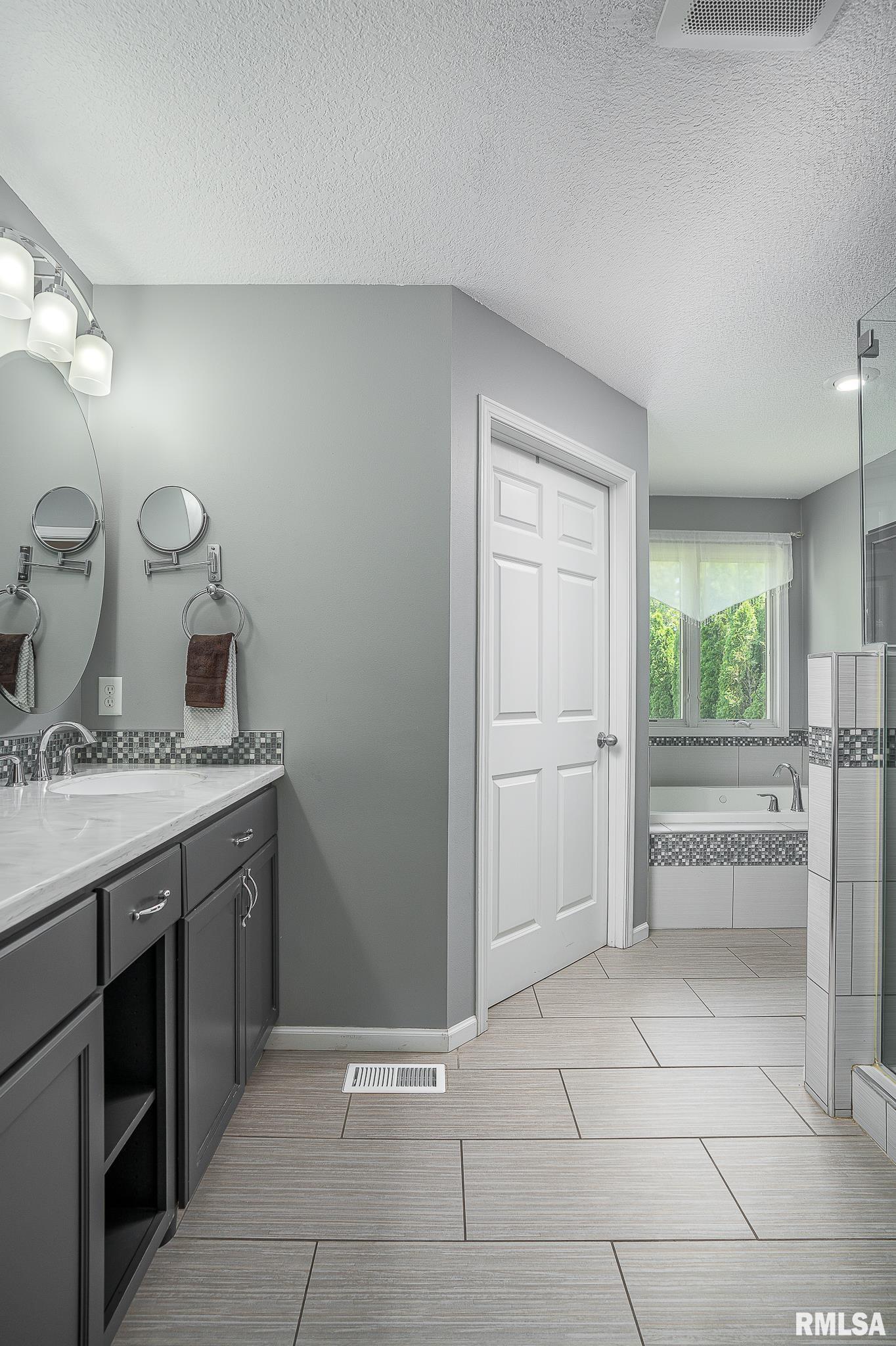 5577 North Ridge Circle Bettendorf, IA 52722 - Photo 21 of 34 Gallery Image 21
