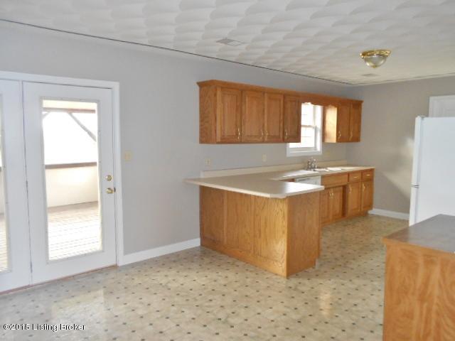 1121 Foxfire Road Bardstown, KY 40004 - Photo 6 of 19 Large kitchen with breakfast bar
