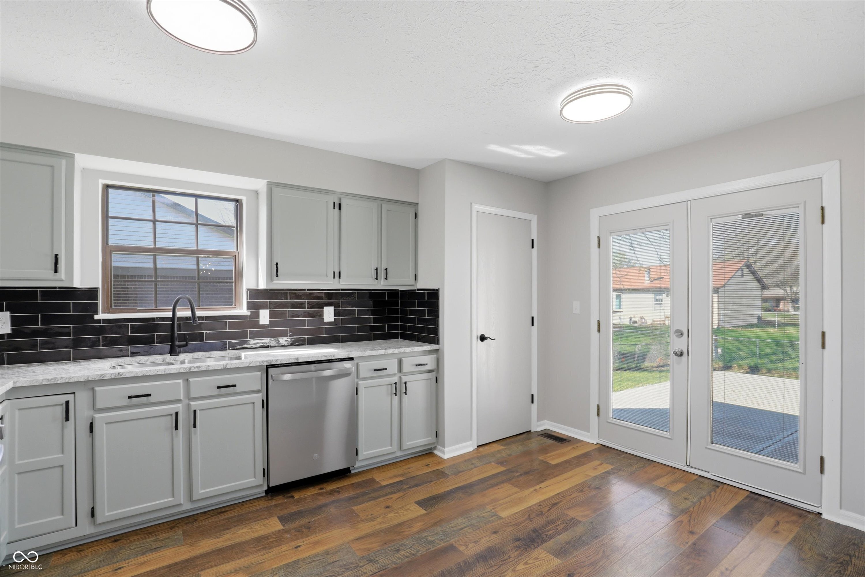 7402 5 Points Road Indianapolis, IN 46237 - Photo 6 of 22