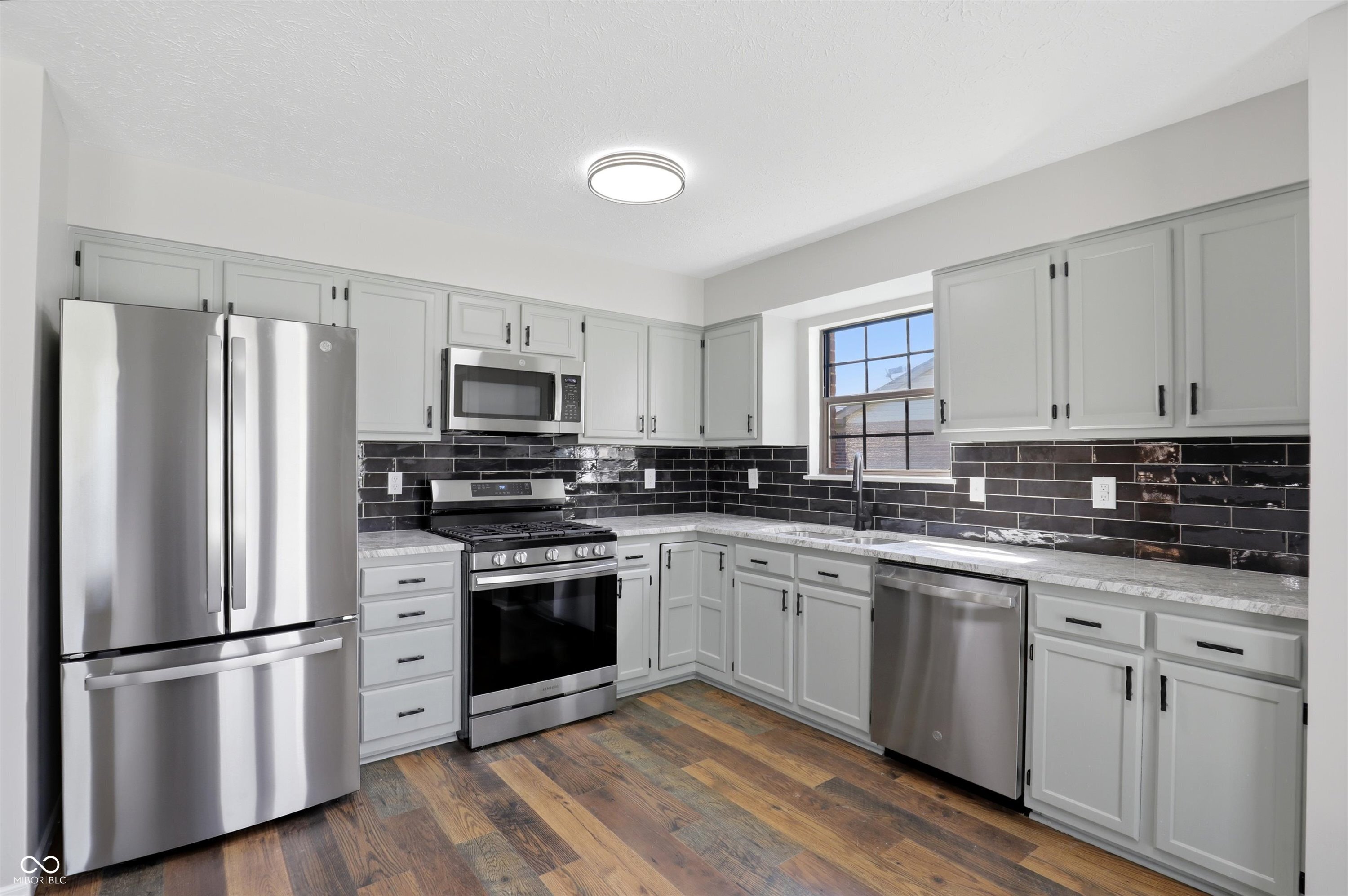 7402 5 Points Road Indianapolis, IN 46237 - Photo 7 of 22