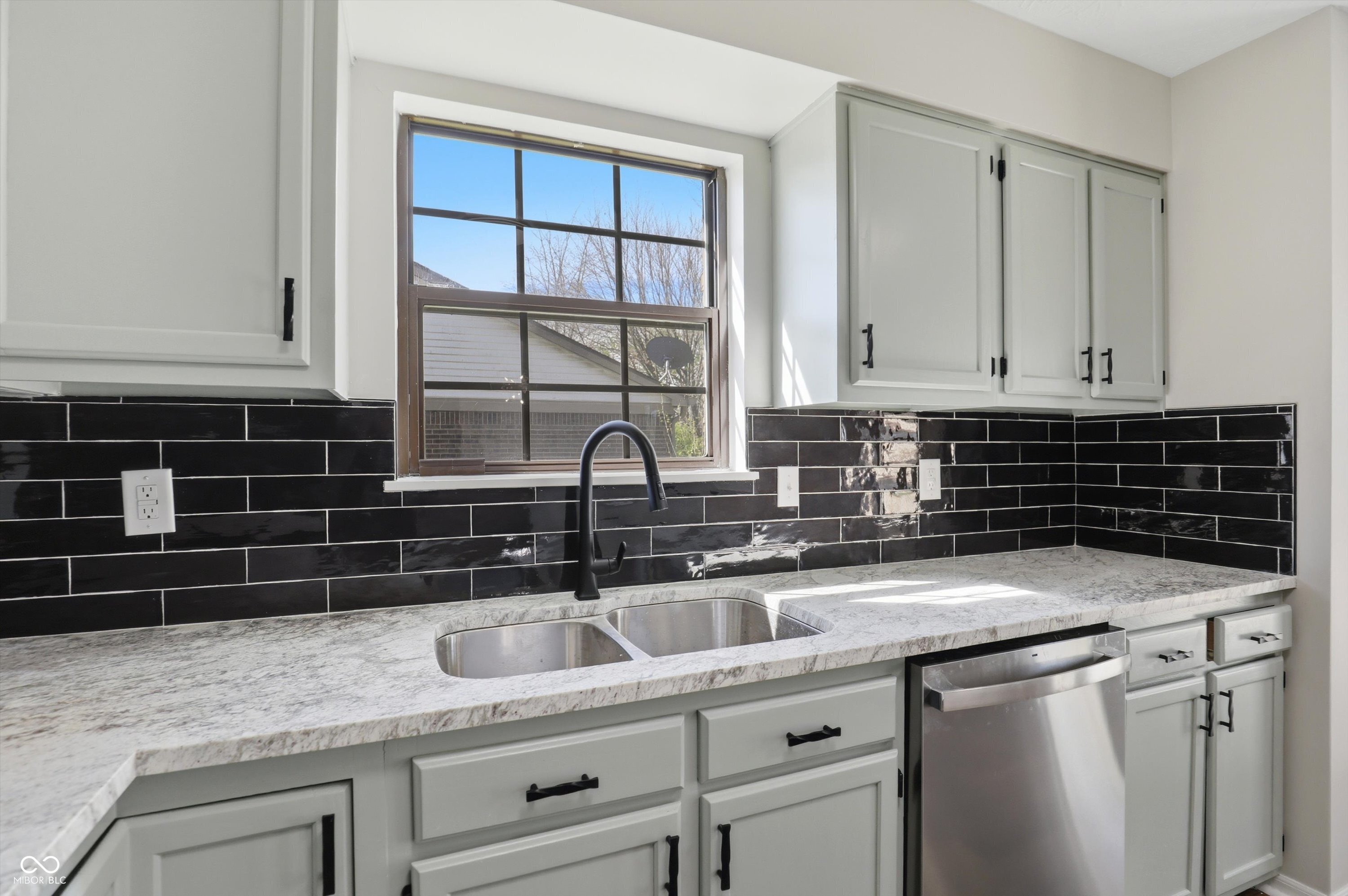 7402 5 Points Road Indianapolis, IN 46237 - Photo 9 of 22