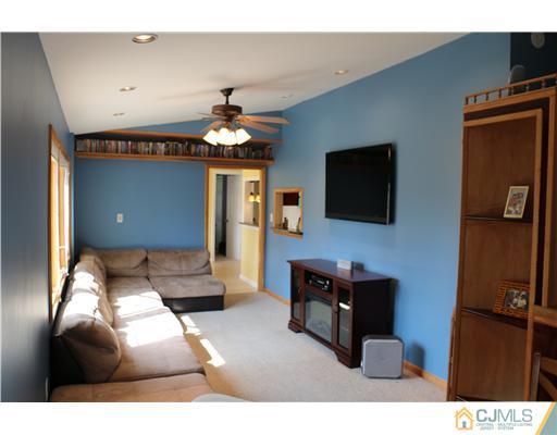 33 Wendy Road Colonia, NJ 07067 - Photo 9 of 15 Gallery Image 9