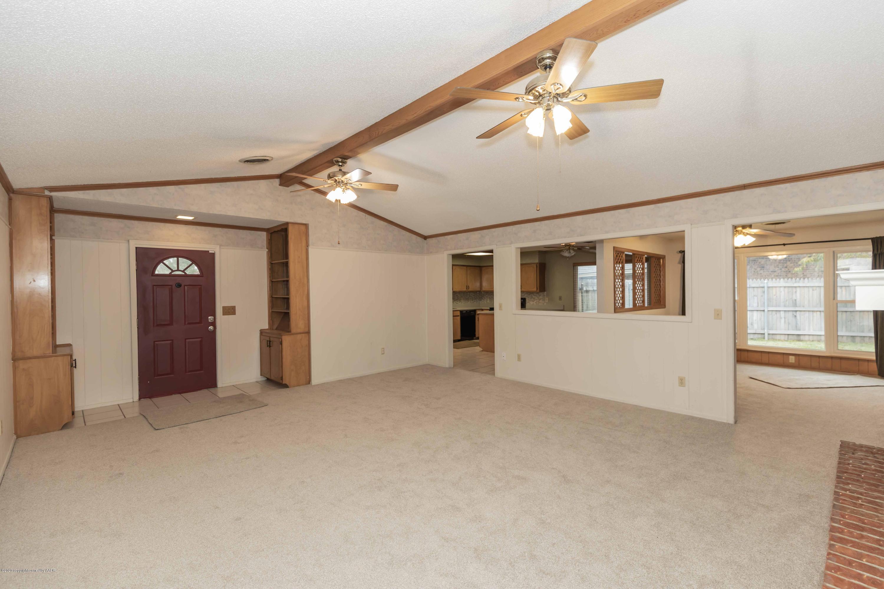5402 While A Way Road Amarillo, TX 79109 - Photo 6 of 36 LIVING ROOM VIEW 3