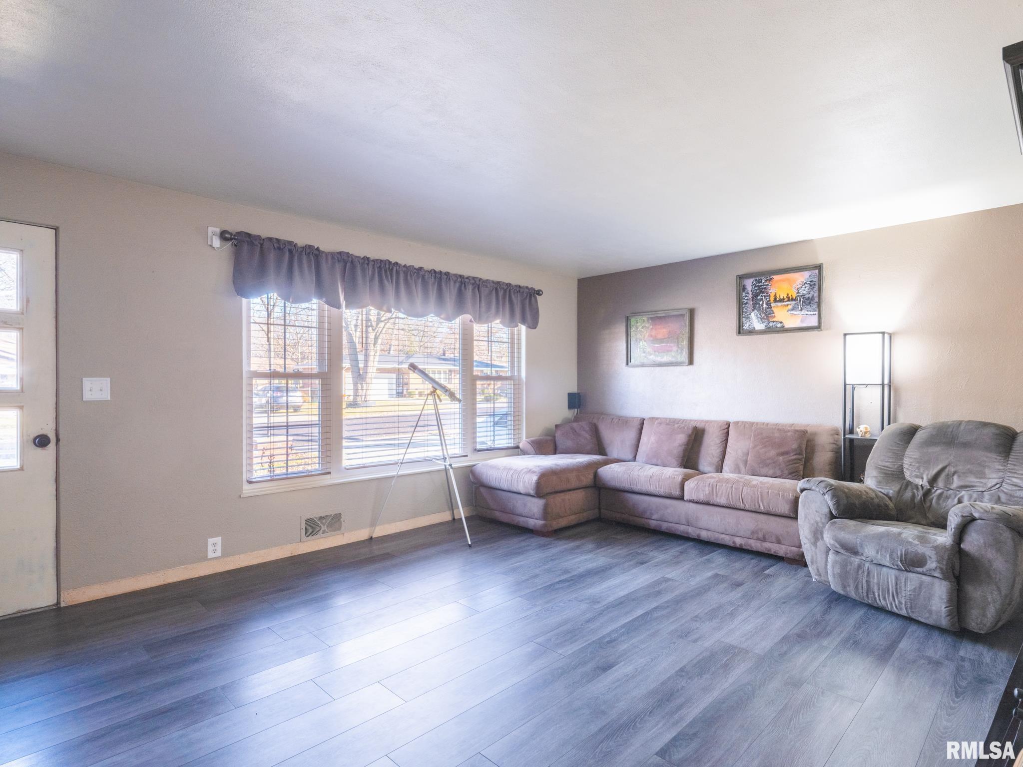 105 South Rustic Road East Peoria, IL 61611 - Photo 5 of 51 Gallery Image 5
