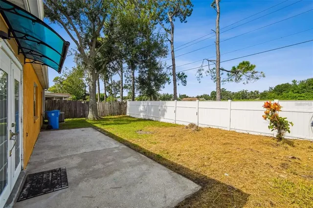 a view of a backyard
